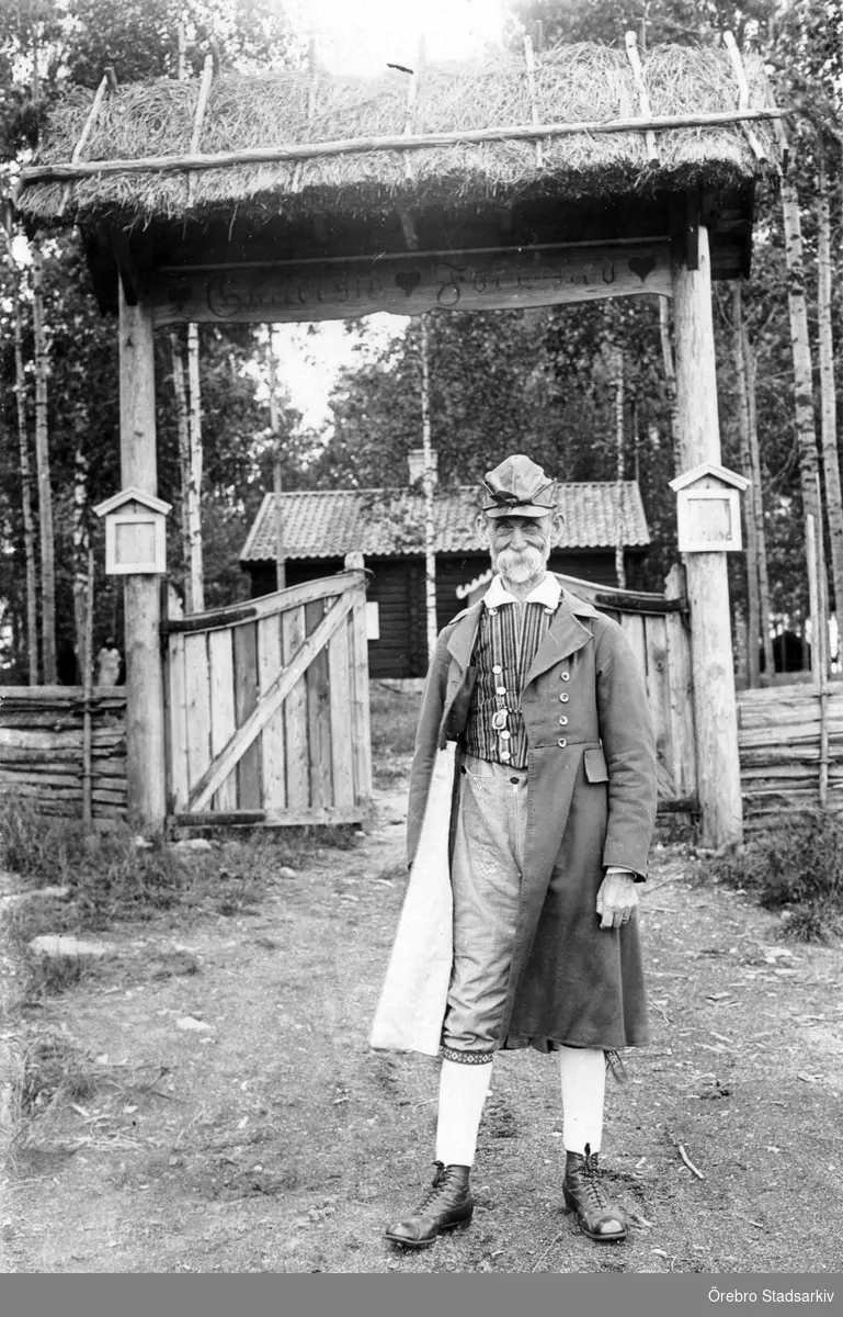 Johan Lindström Saxon i folkdräkt

Johan Lindström Saxon (1859-1935)
