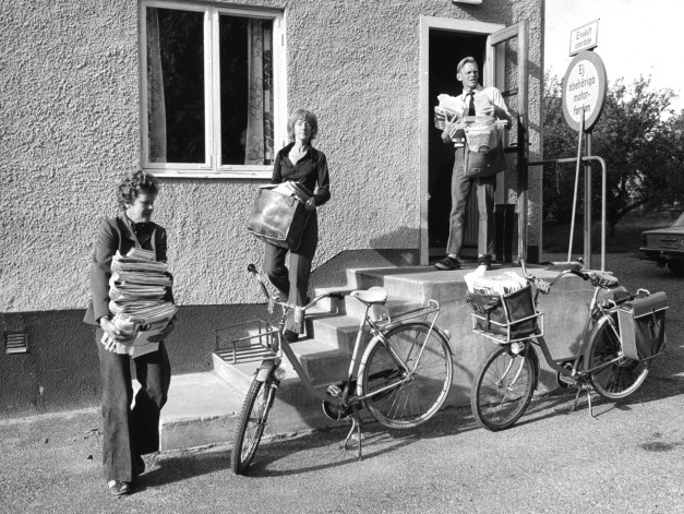 Trosas tre brevbärare, Barbro Olsson t v, Britt Wretman och Nils
Olsson är fär-diga att cykla iväg på sina turer.