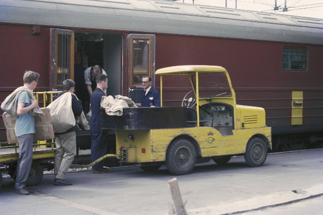 Seriebild M 6. En truck från Stockholm Ban kommer med sista posten
kl 13.25 som skall lastas in i postkupé 105 ned, strax innan tåget
lämnar Centralstationen.