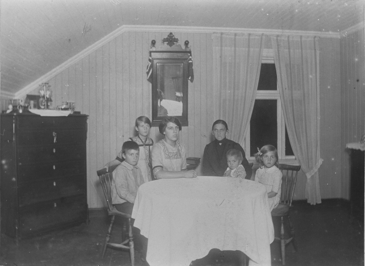 Olava (f. Eikje) Edkvist med barn og barnebarn. Uten sted og år. Muligens Åmot, antagelig rundt 1920.