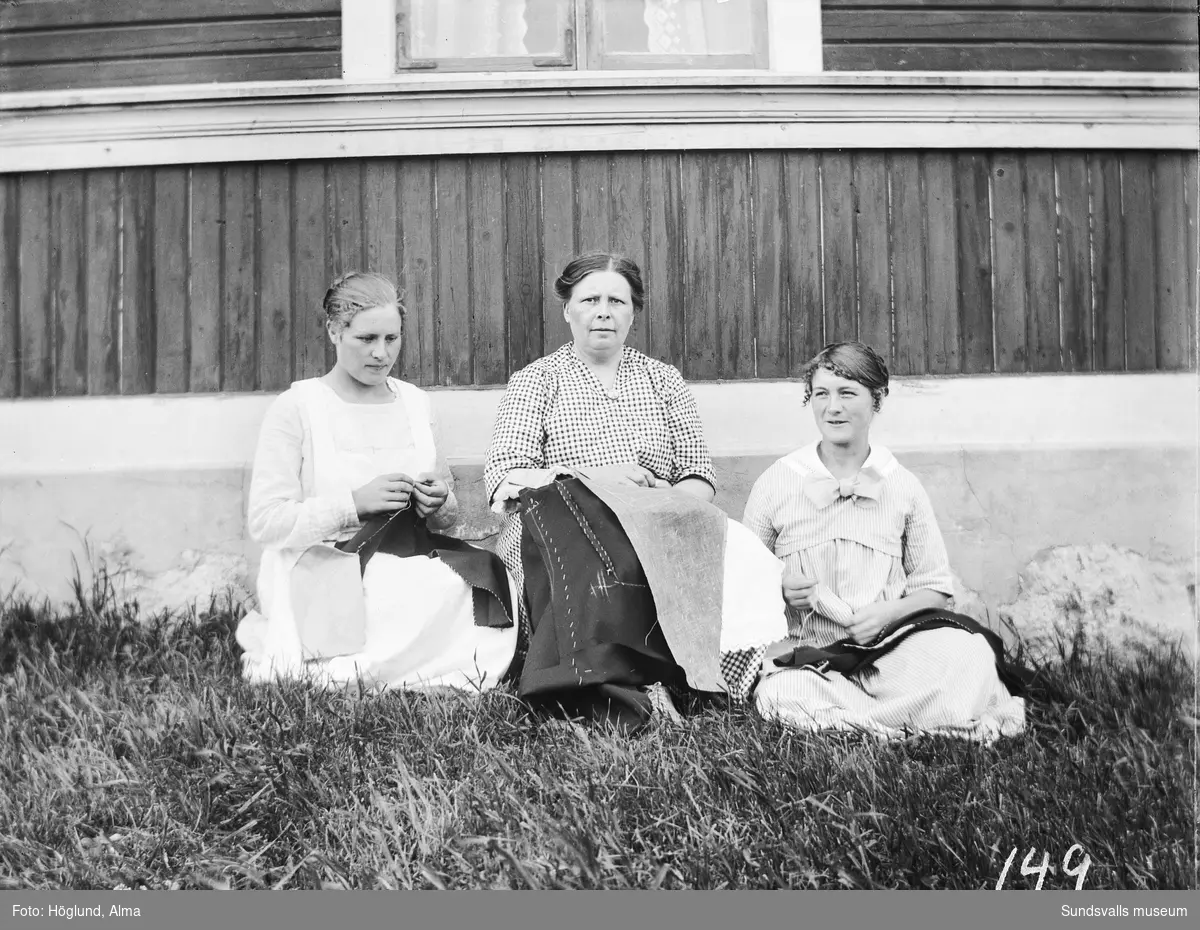 Herrskrädderskan Beda Johansson, med syflickorna Karin Åkerman, Njurunda, samt en oidentifierad utanför Bedas bostad i Östanå, Stöde