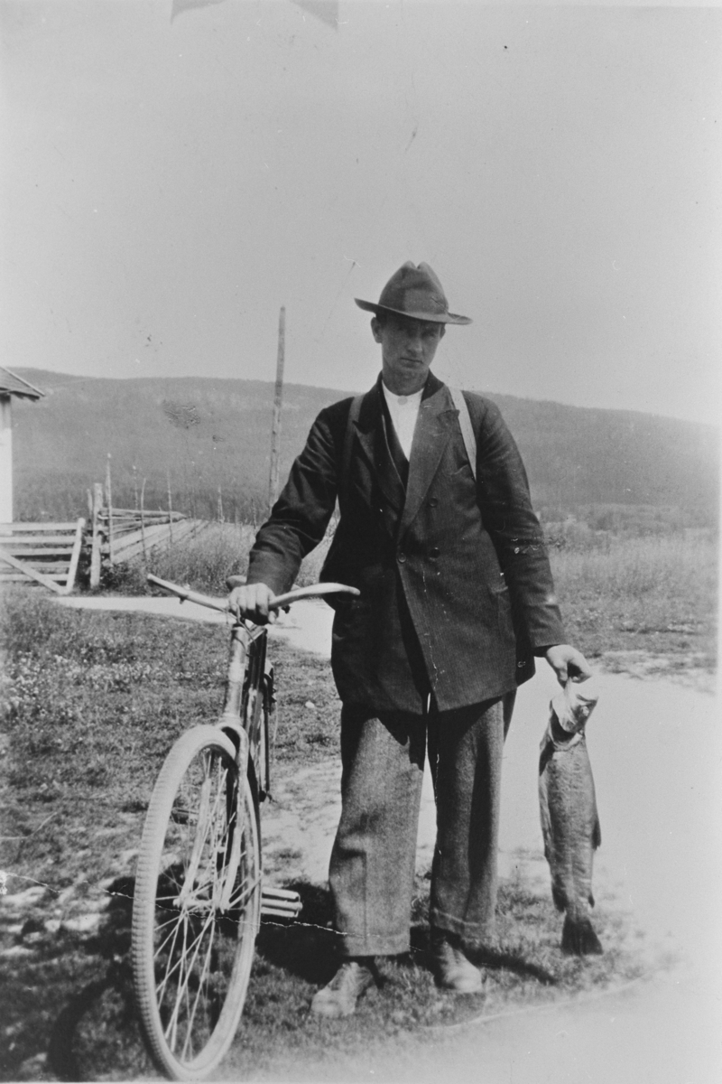 Torstein Velstad med sykkel, etter fisketur til Eggedal ca. 1920 ...