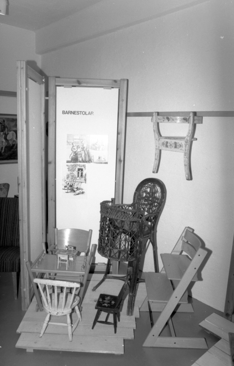 Dokumentasjonsbilder fra ei tidligere stolutstilling ved Sunnmøre museum.