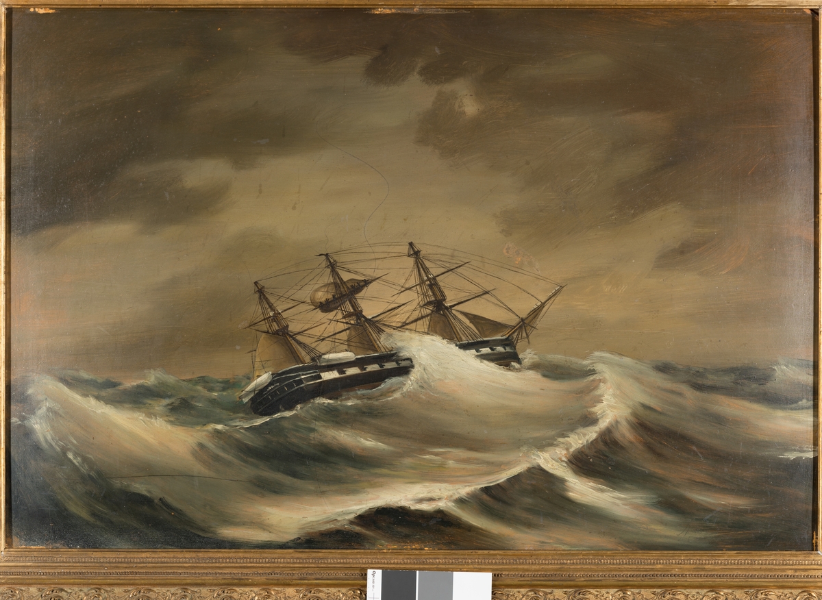 Oljemålning på papp av fregatten Vanadis till sjöss under storm.
Ramen av trä med ornament i förgylld gips.
Målad efter skiss af J. Hägg.