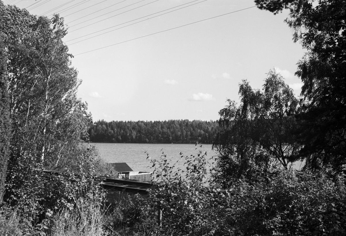 Järnvägsspår vid sjö i närheten av Marielund
