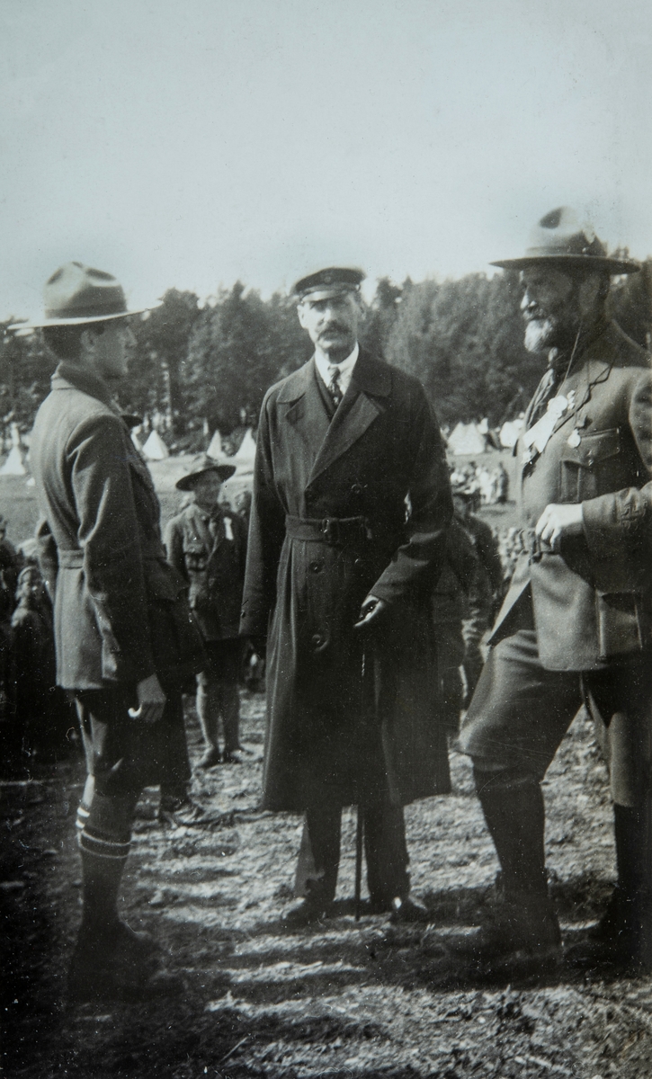 Landsspeiderleier på Hamar 1924. Speiderleir. HMK Kong Haakon 7 i samtale med pastor Hans Møller Gasmann, en av Norges første speiderledere og  kretsleder.