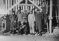 Et gruppebilde av en arbeidsgjeng med snekkere utenfor Kring