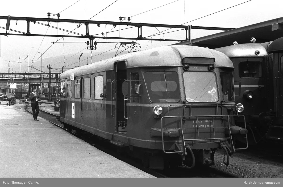 Dieselmotorvogn BM 87 08 på Drammen stasjon