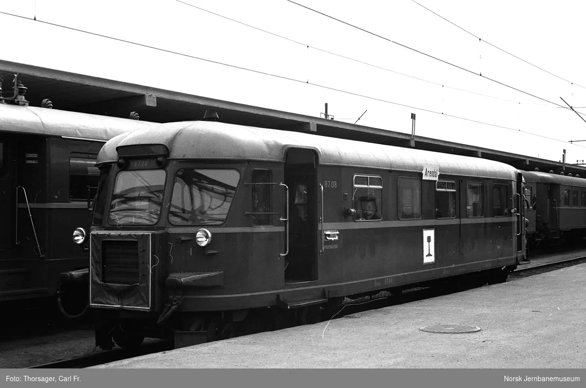 Dieselmotorvogn BM 87 08 på Drammen stasjon