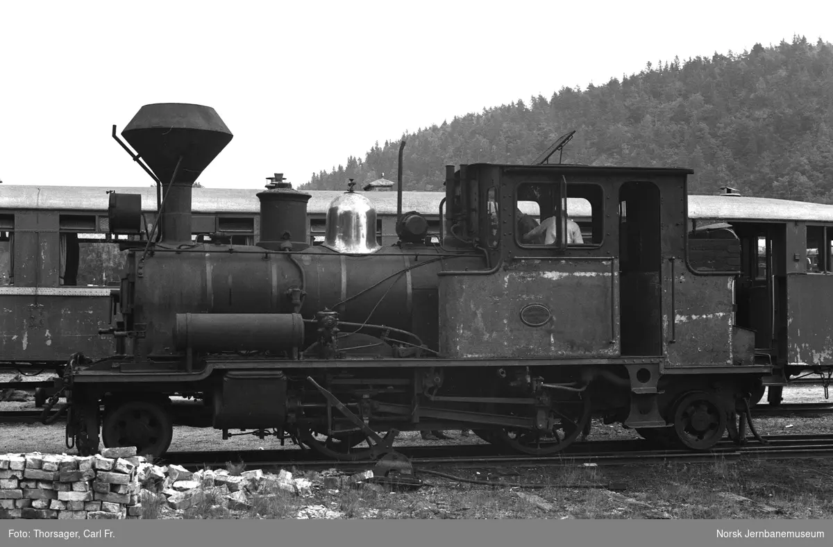 Setesdalsbanens damplokomotiv type XXII nr. 6 utenfor verkstedet på Grovane