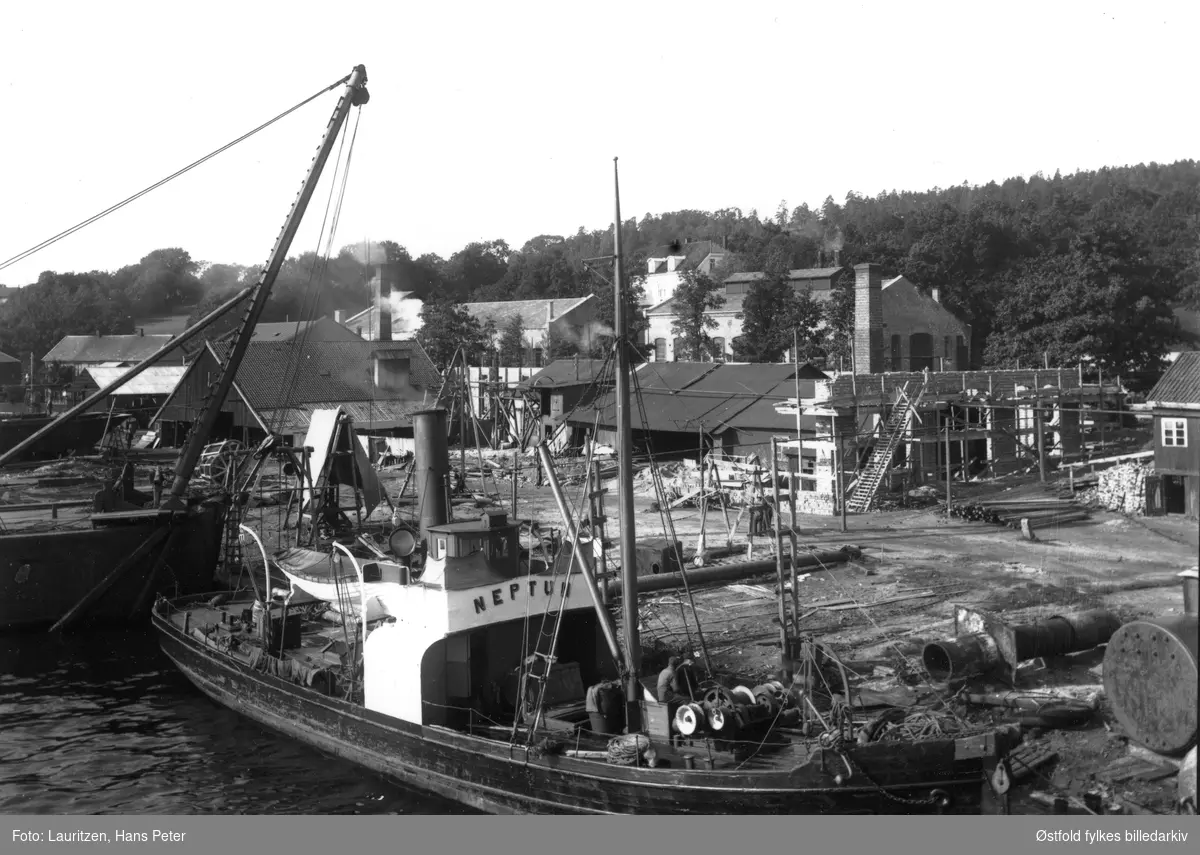 Dampbåten "Neptun" ved brygga ved Moss verft, ca. 1910-20.