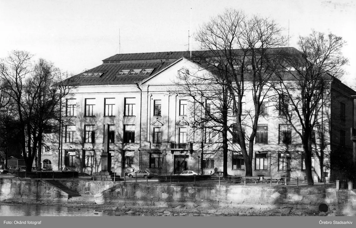 Karolinska skolans fasad mot Svartån, 1980tal Örebro Stadsarkiv