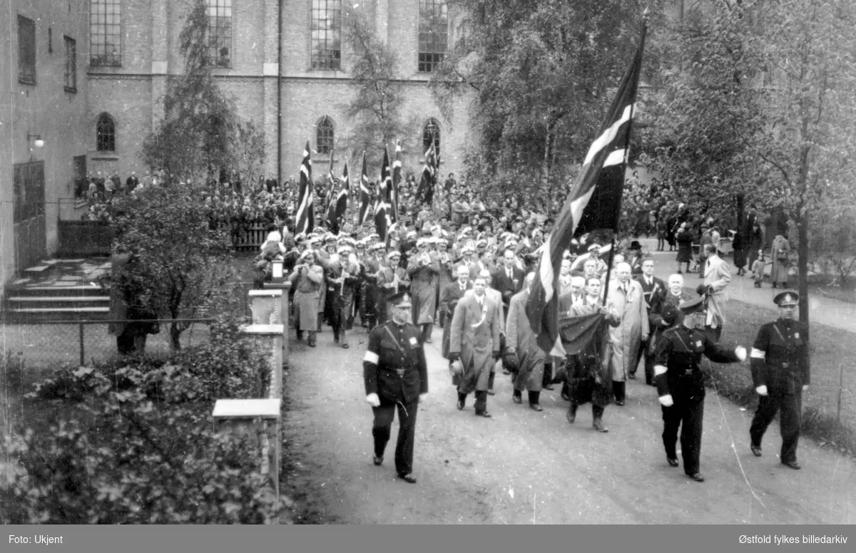 17. mai 1945.  Prosesjonen går ut fra Fredrikstad Bibliotek.
