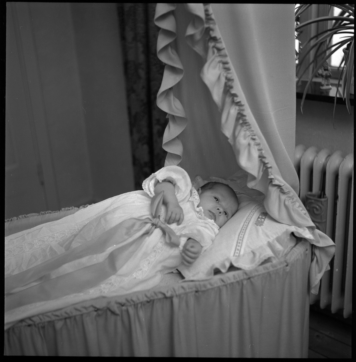 Baby i sin säng. Febr 1951