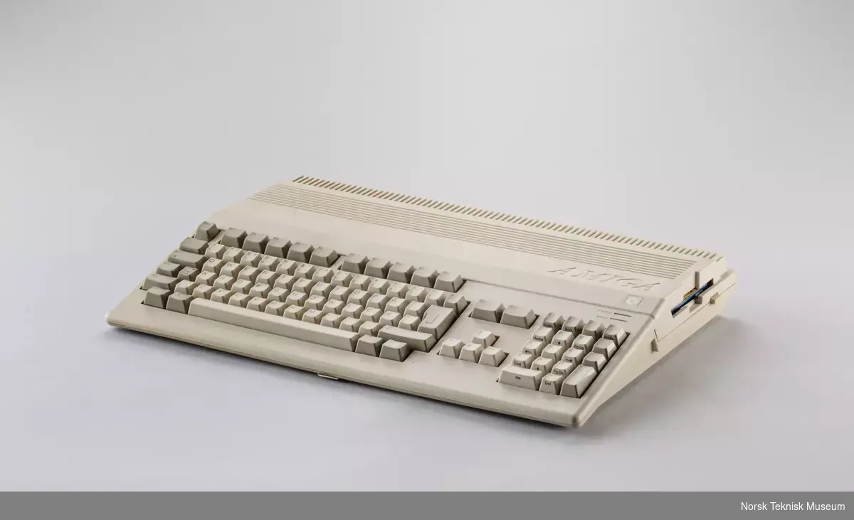 Commodore Amiga A500 Hjemmedatamaskin med omformer og mus. Serienummer 884562