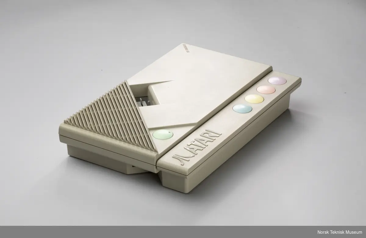 Atari Spillkonsoll uten noen ledninger eller kontrollere.