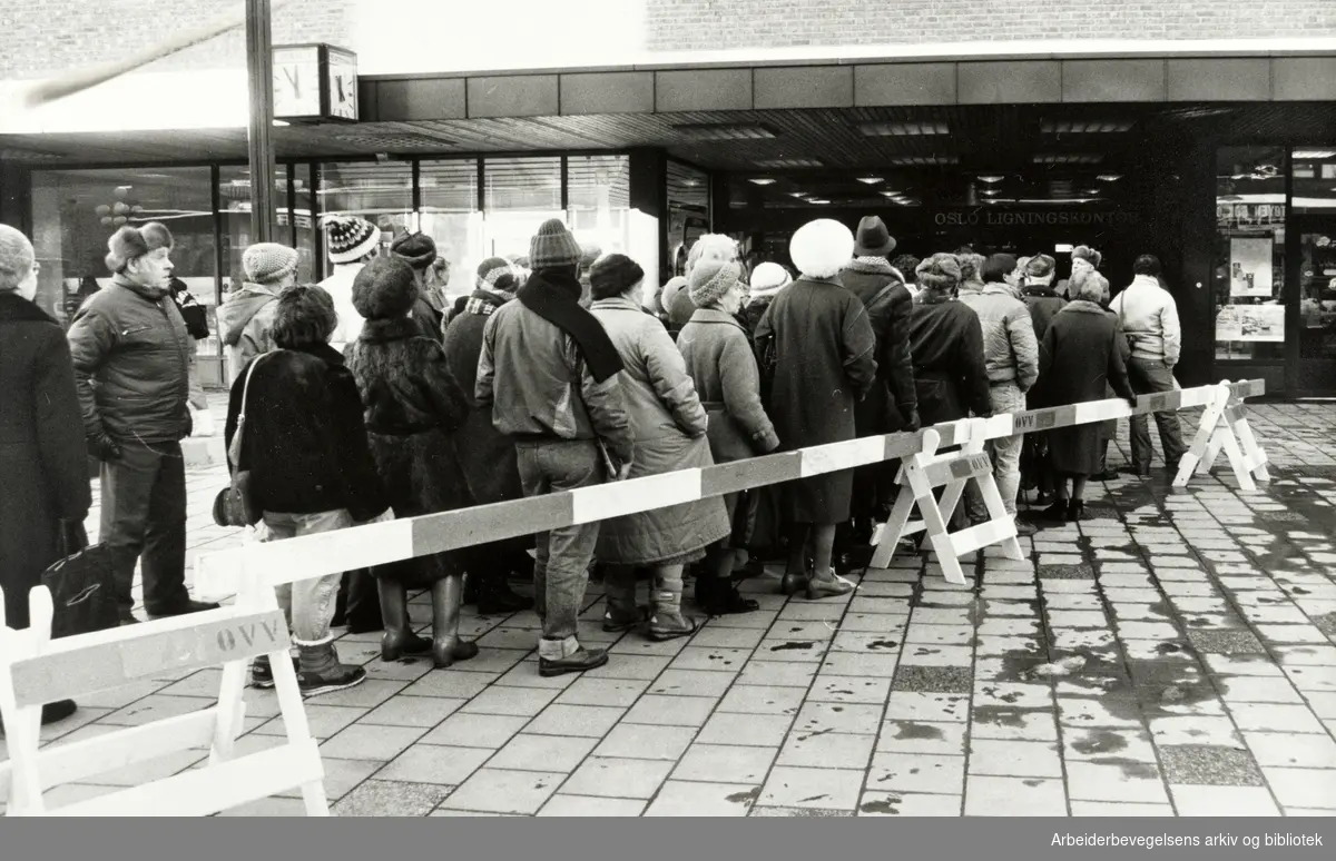 Ligningskontoret på Tøyen i Oslo. Det var lange køer da ligningsprotokollene ble lagt ut. 27. januar 1986