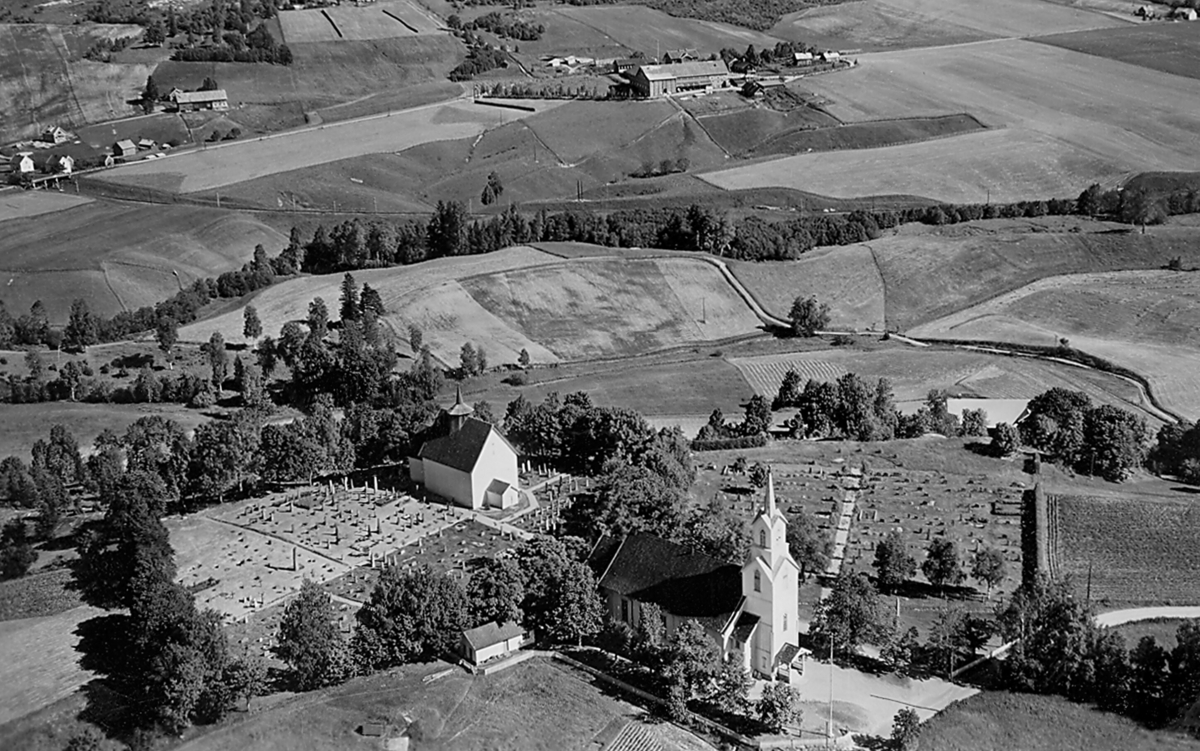 Flyfoto av kyrkjene på Bøhaugen, tatt 5. juli 1952.