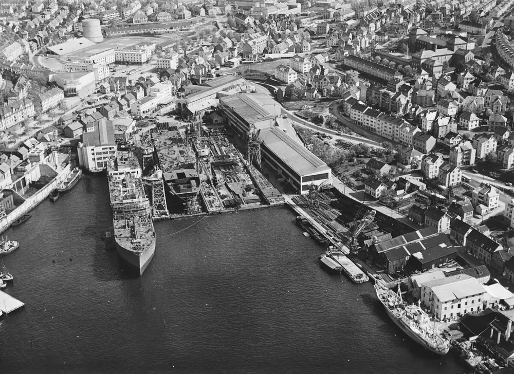 Sort-hvitt foto av Solheimsviken med Bergens Mekaniske Verksteder