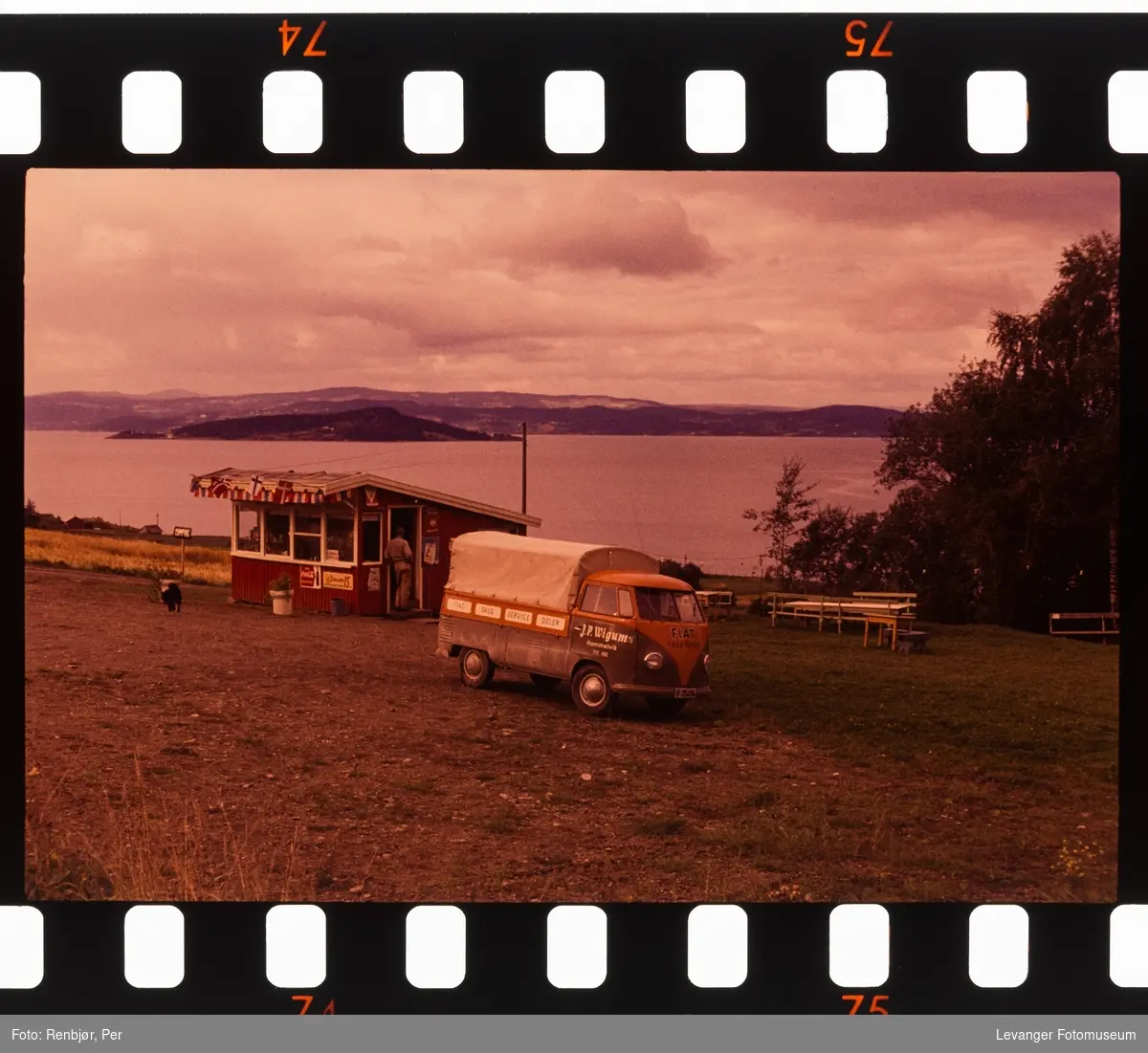 Gråmyra Camping i Levanger med Hestøya i bakgrunnen.