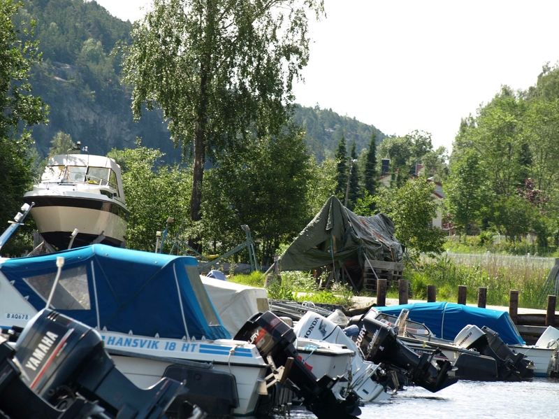 I den innerste del av Eskeviken finnes brygger for småbåter samt et båtopplag. Foto: Bodil Andersson, Østfoldmuseene-Halden historiske Samlinger.