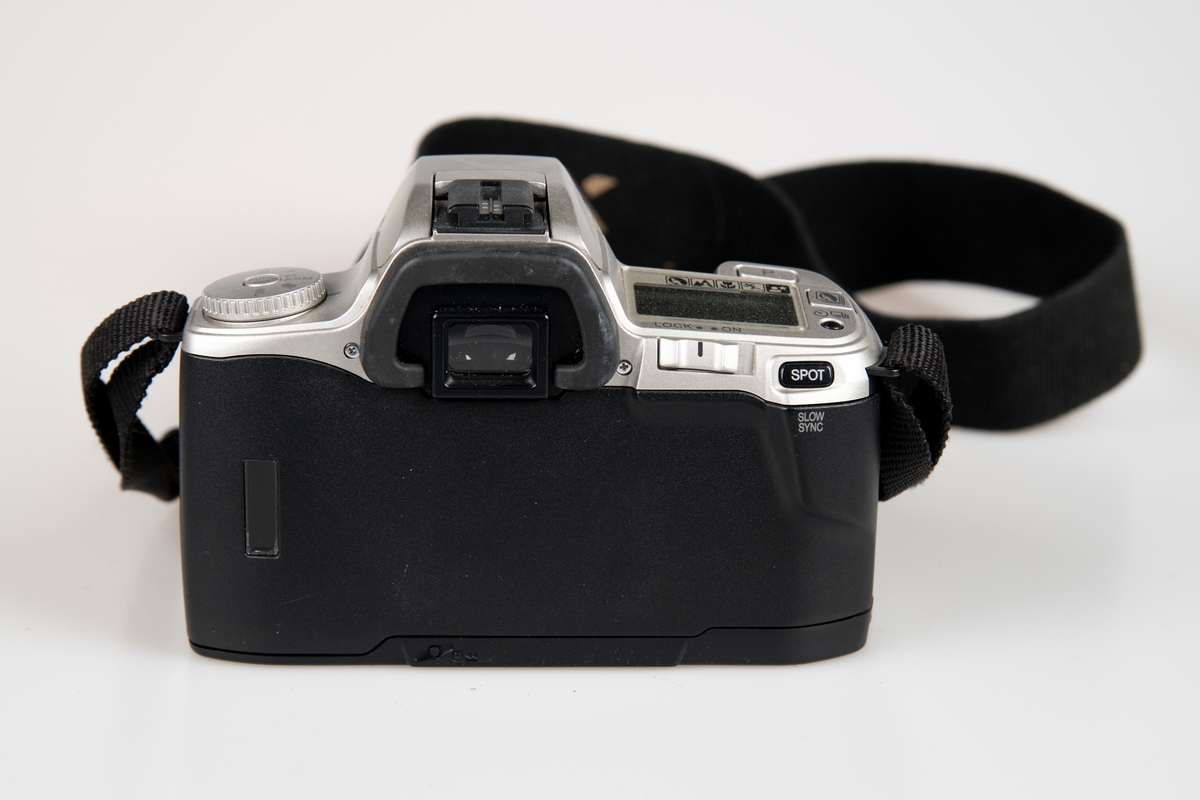 Et halvautomatisk speilreflekskamera for 35mm film med autofokus fra Minolta, med et 28-80mm f/3.5-5.6 zoom-objektiv. Luke bak kameraet til film, og luke for batteri under kameraet. Kameraet har en liten skjerm og blitssko på toppen. Det har en liten blits som kan vippes opp. Kameraet kan brukes både i automatiske moduser og manuelt. Det har en stropp av stoff som det står Minolta Dynax på. 