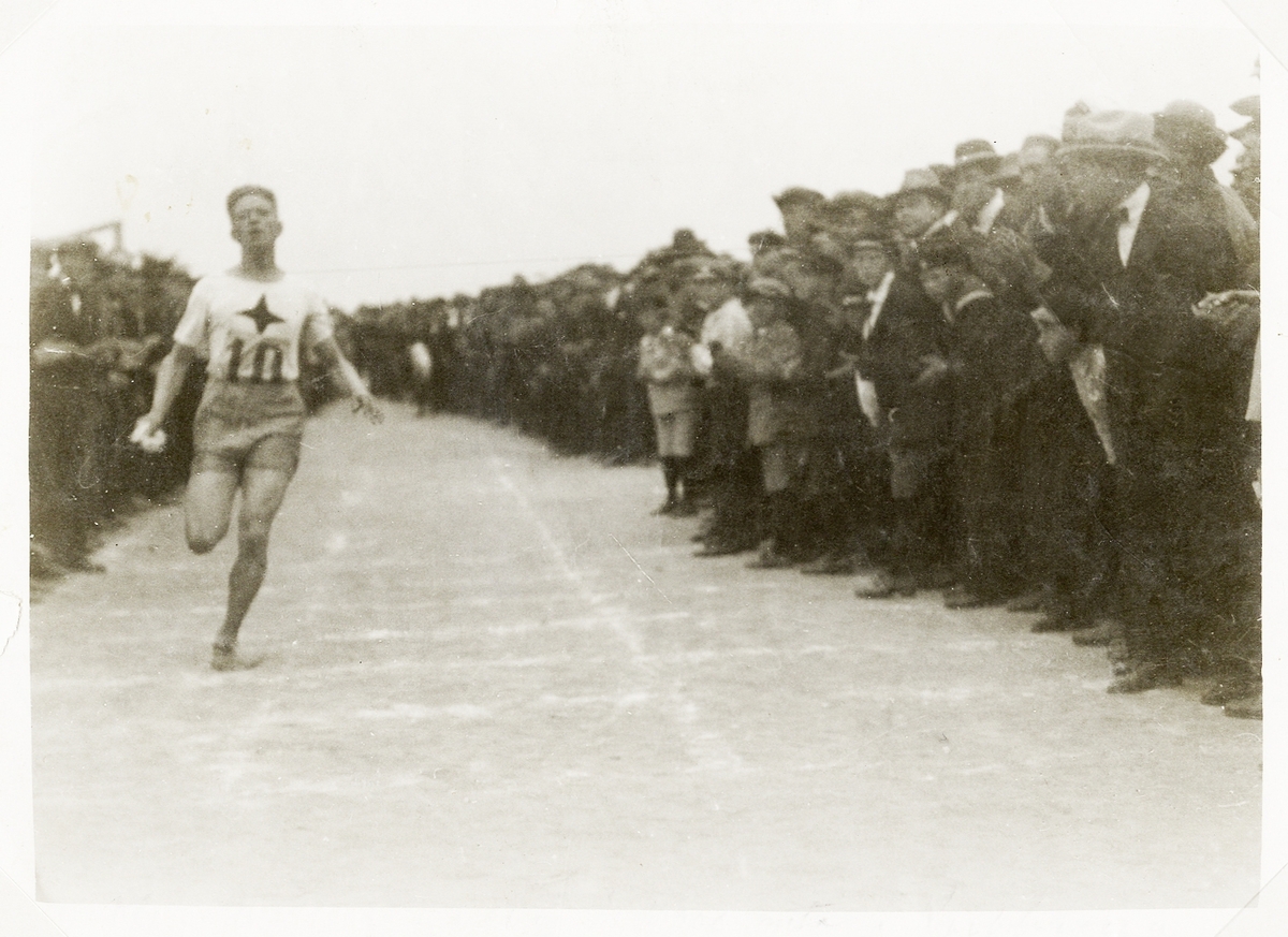 John Wallin, Växjö, vinner "Bospor-pokalen" på 10.000 meter i Karlskrona, hösten 1923. 
Enligt text på baksidan av fotot.