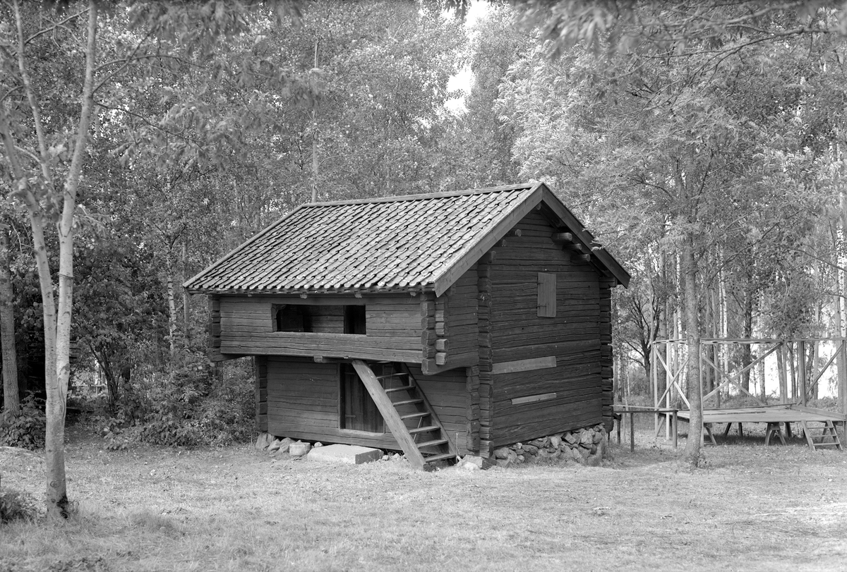 Loftbod i Regna hembygdsgård. Flyttad från Solberga och återuppförd 1944.