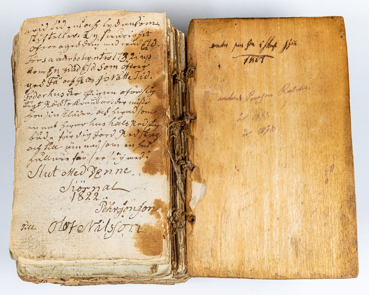 Dagbok skriven 1771-1818 av kolartorparen Pehr Jonsson i Skarvsjötorpet, Hille Socken. I boken finns noggrann registrering av kolning, jordbruk, boskapsskötsel och väderförhållanden. Vissa anteckningar finns också om hemförhållanden och personhistoria, till exempel födslar, dop, bröllop och dödsfall. Boken omfattar cirka 860 sidor och är inbunden i pärmar av björkskivor. Handstilen är övervägande den s.k. tyska frakturstilen. I nära 50 års tid fördes dagboken, och särskilt de första tio åren karaktäriseras av ytterst noggranna anteckningar. Dagboken kallas även för Hilledagboken.
För att läsa dagboken: ladda ner PDF-filer som finns under Nedladdningar på denna sida. Det finns både inskannat original samt avskrifter av dagboken.