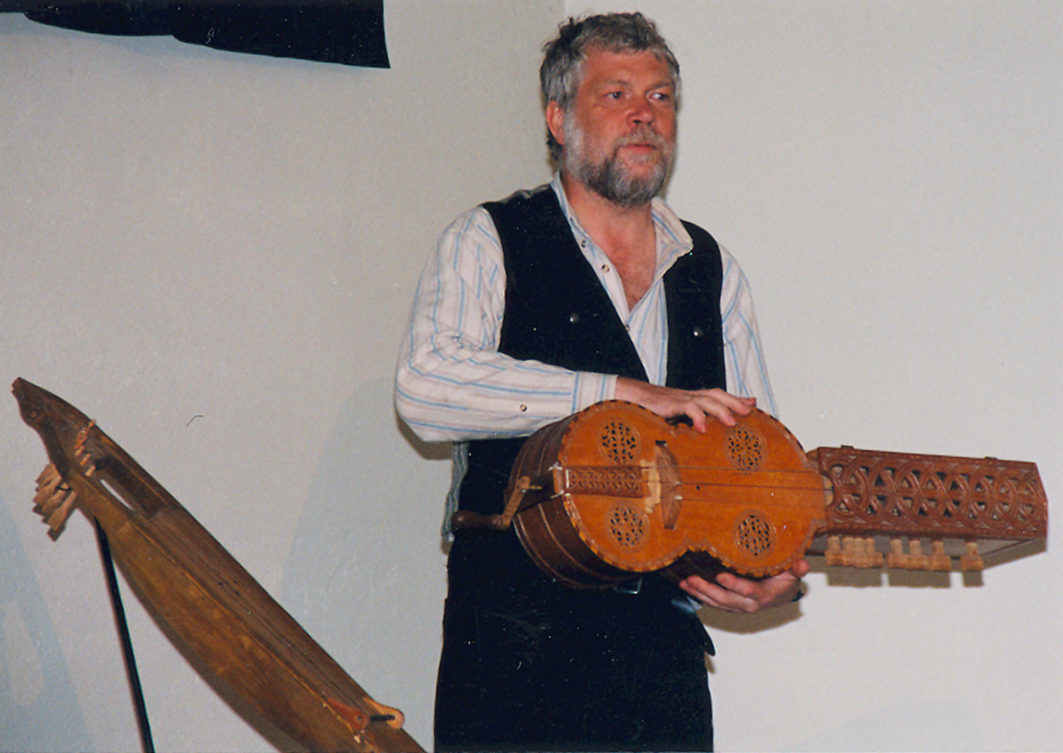 Musikkinstrument og framføring av musikk i kyrkja.  Truleg frå Telemarksfestivalen 1998