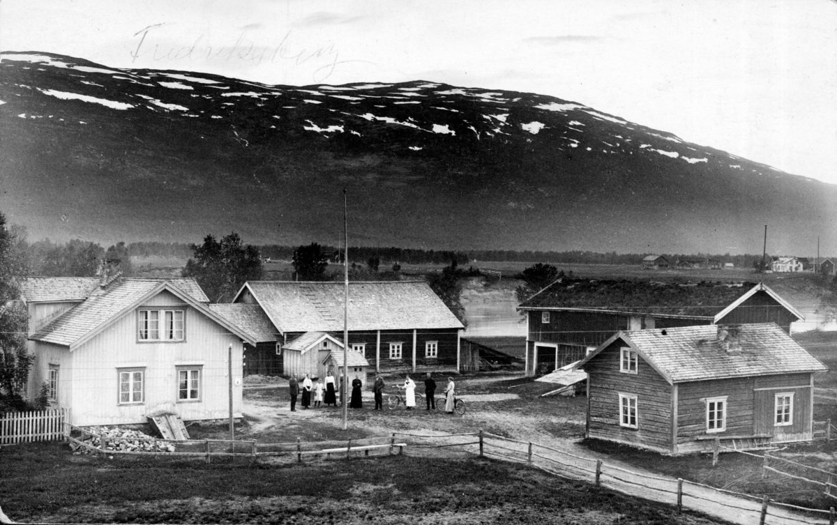 Foto av gården Fredriksberg tatt ca i 1920. Gården var eid av familien Helgesen. I bakgrunnen sees Målselva, og Helgesen sin går på Fleskmoen. De var i familie.