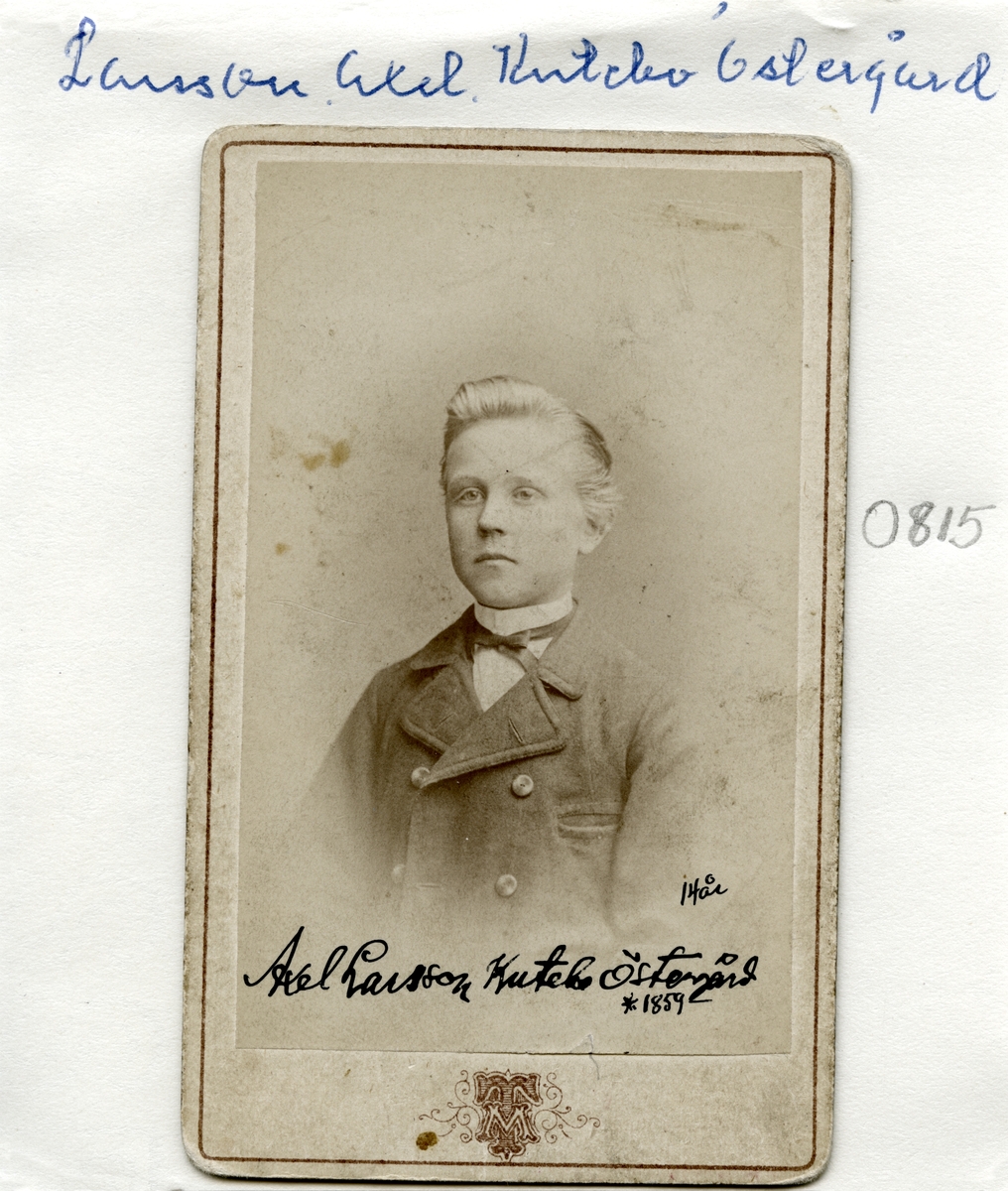 Porträtt av gossen Axel Larsson vid 14 års ålder. Född och uppvuxen i Kottebo (Kutebo) i Ulrika socken som son till Lars Magnus Olofsson och Margaretha Larsdotter.