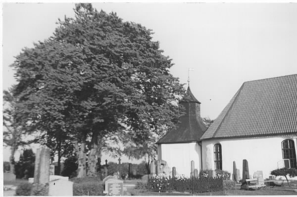 Onsala kyrka och kyrkogård med Gathenhielmska gravkoret tillbyggd i öster.