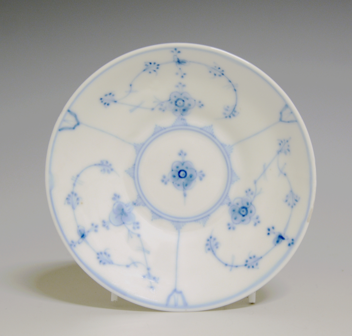 Kaffeskål av porselen med hvit glasur. Dekorert med stråmønster i blått.

Modellnr: 314.3, tilhører kaffe- og theservice 901.
Finnes i priskuranten for 1900 og 1909