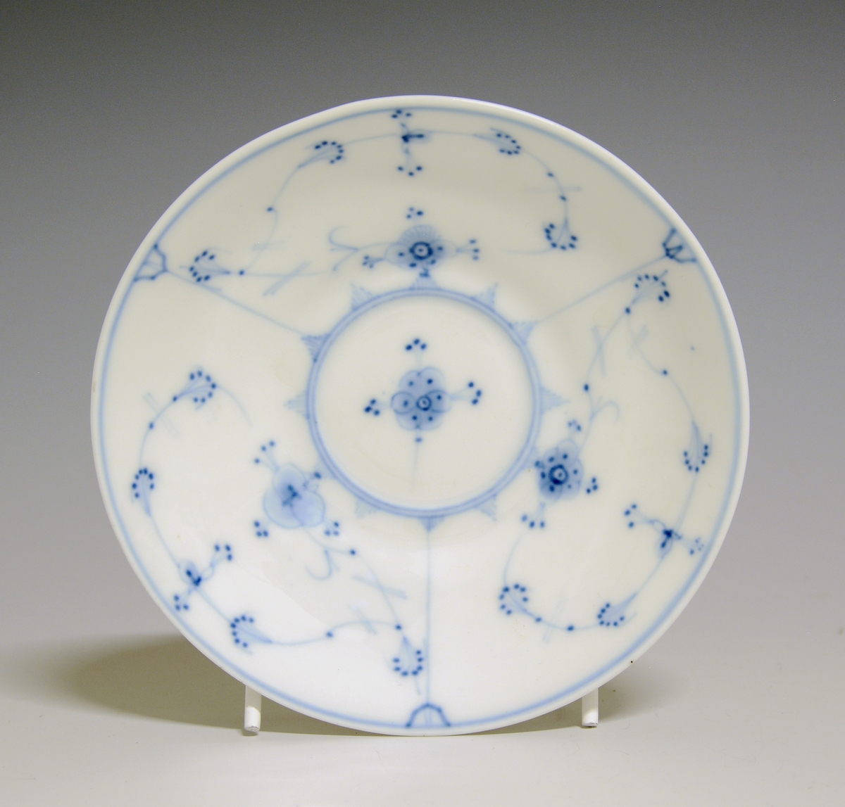 Kaffeskål av porselen med hvit glasur. Dekorert med stråmønster i blått.

Modellnr: 314.3, tilhører kaffe- og theservice 901.
Finnes i priskuranten for 1900 og 1909
