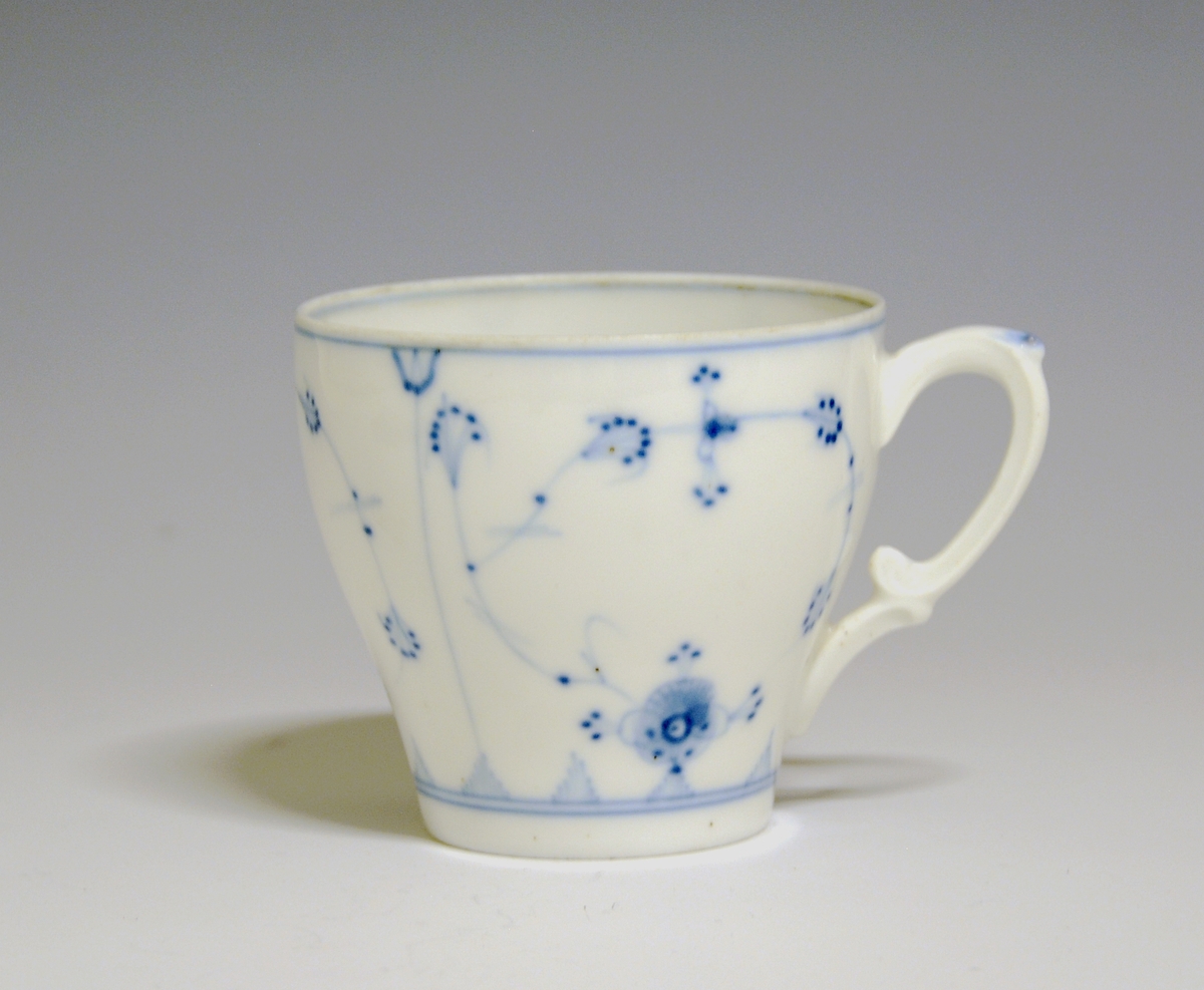 Kaffekopp av porselen med hvit glasur. Dekorert med stråmønster i blått.

Modellnr: 314.3, tilhører kaffe- og theservice 901.
Finnes i priskuranten for 1900 og 1909
