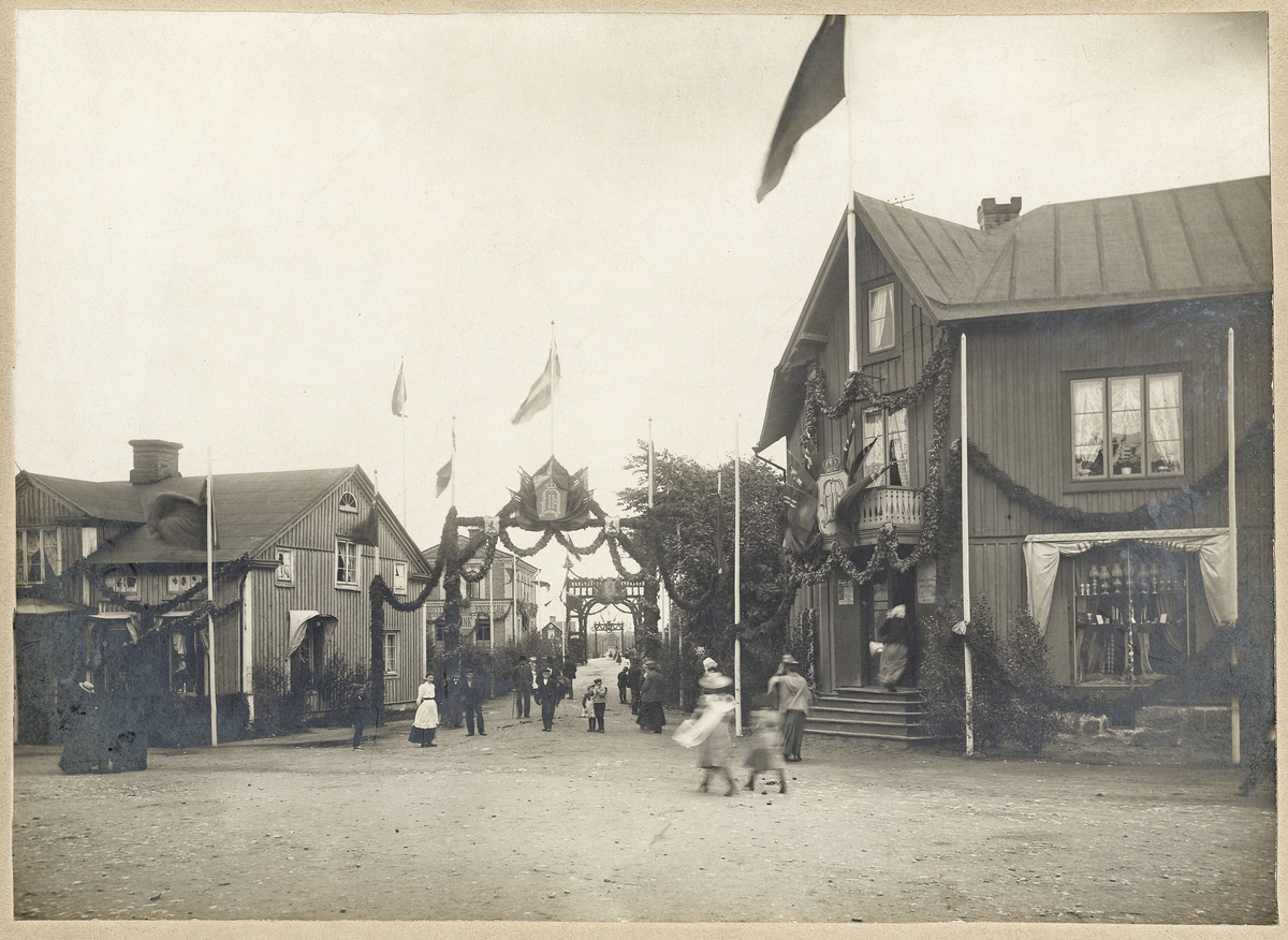 Vislanda, rustat för kungabesök (Oscar II) ca 1900. I bakgrunden till vänster en tegelbyggnad med skylt:
"Christianstads Enskilda Bank".