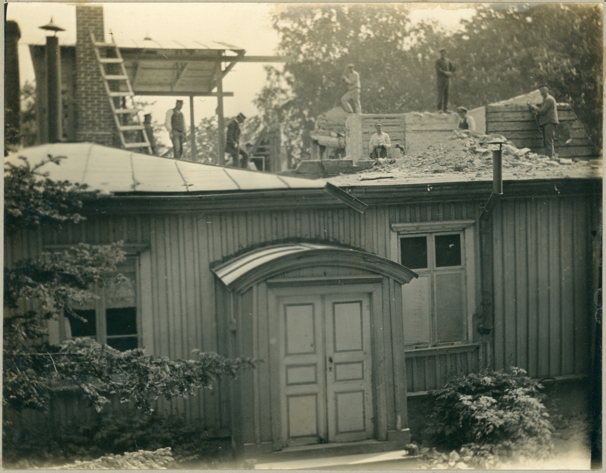 Vänersborg. Karlslund under riving av taket på gamla byggnaden