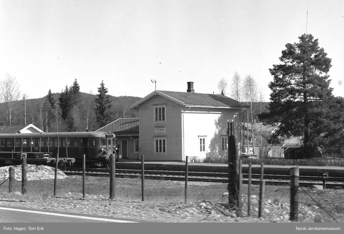Dieselmotorvogn BM 86 24 med persontog til Hamar på Steinvik stasjon på Rørosbanen