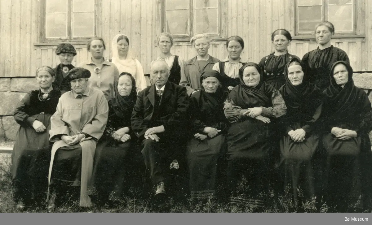 Valen kvinneforening, Bø under 50-årsjubileet i 1928.  For namn på personar, sjå bilde 5.  