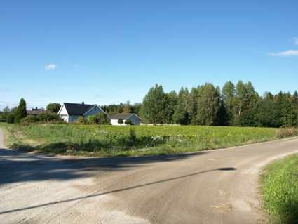 Fotballbanen lå i et veikryss på Morstangsletta. Noen hus lå rett ved siden av plassen der taterne slo seg ned helt til banen ble flyttet i 1940-årene. Foto: Bodil Andersson, Østfoldmuseene - Halden historiske Samlinger.