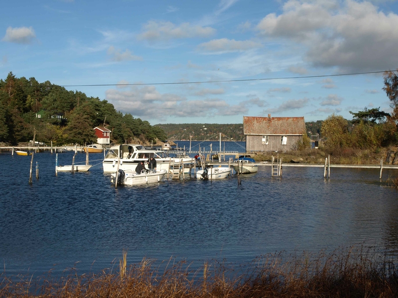 Ørnekuppekilen er et smalt farvann mellom Ørnekuppa, til høyre på bildet, og Nordre Kallsøy. Foto: Bodil Andersson, Østfoldmuseene - Halden historiske Samlinger.