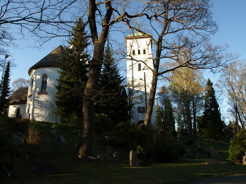 Skammen stein ligger direkte ved Ris kirke som ble oppført i 1932. Foto: Bodil Andersson, Østfoldmuseene/Halden historiske Samlinger.