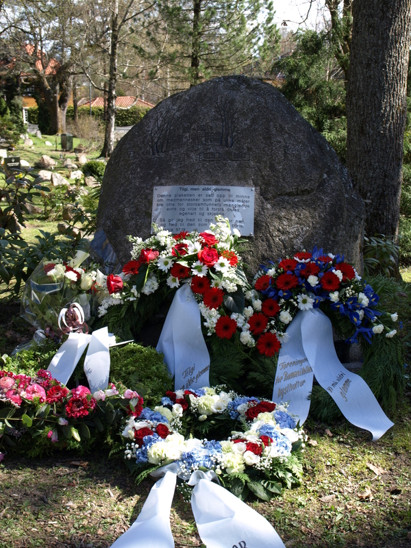 Kranser nedlagt ved steinen i anledning av minneseremoni 2010. Foto: Bodil Andersson, Østfoldmuseene - Halden historiske Samlinger.