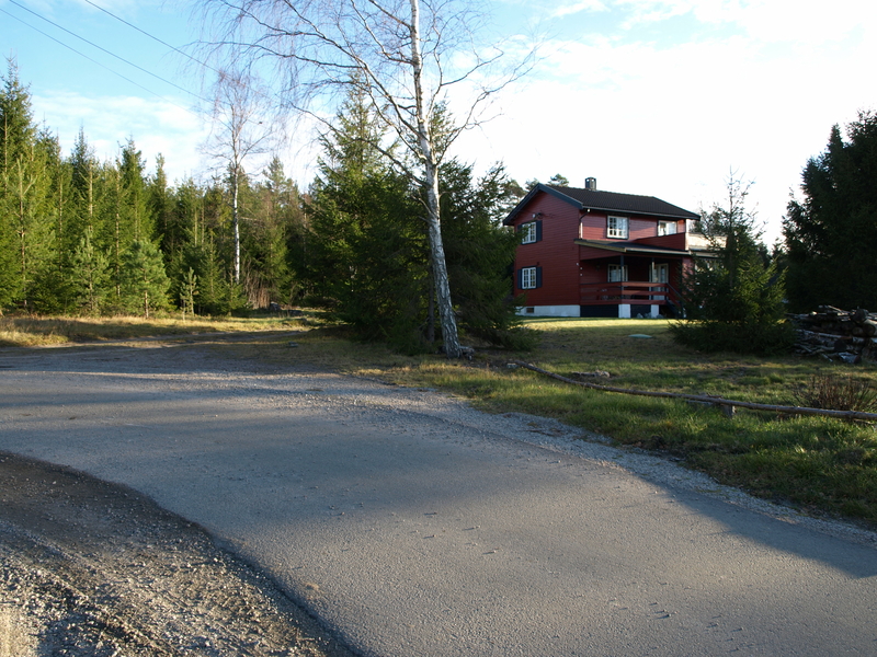Når huset på stedet ble bygget i cirka 1950, kunne ikke stedet lenger benyttes som liggeslette. Foto: Bodil Andersson, Østfoldmuseene - Halden historiske Samlinger. (2008)