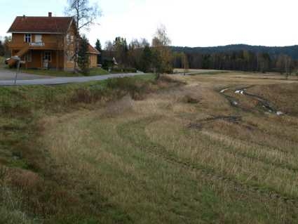 Leirplassen ved Sion i Sentvedt lå ved en bygdesag, i dag er det åkermark der. Foto: Bodil Andersson, Østfoldmuseene - Halden historiske Samlinger. (2011)