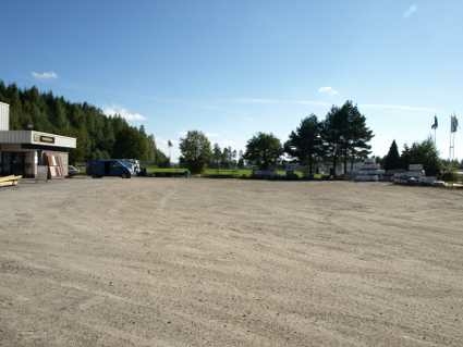 Fotballbanen som ble benyttet av taterne lå ved veien rett nord for gressbanen. På plassen finnes nå en trevareforretning. Foto: Bodil Andersson, Østfoldmuseene - Halden historiske Samlinger.(2011)