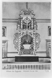 Interiør fra Eggedal kirke, med altertavla fra 1720. Postkor