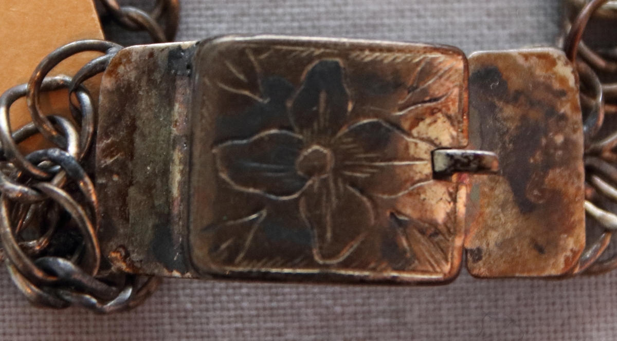 Dubbel bismarkkedja med lås. Låset är graverad med en blomma på framsidan.