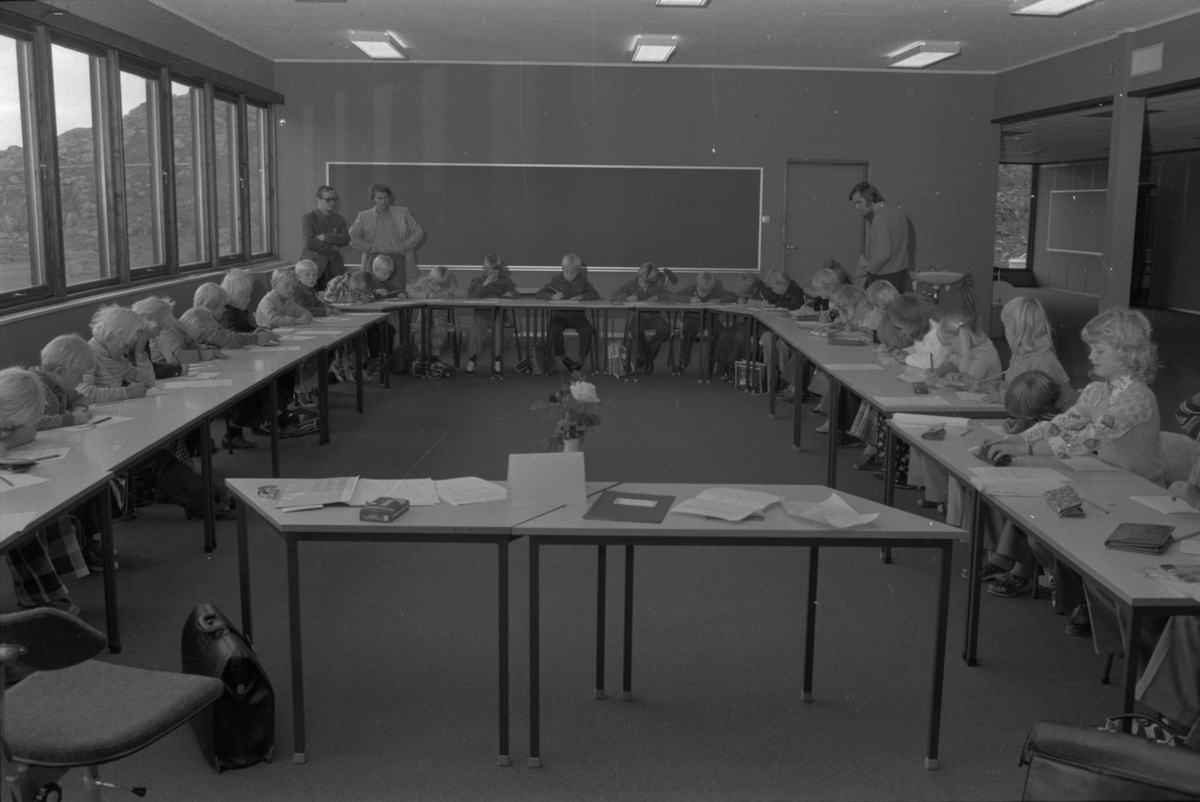 Første skoledag ved Eigerøy skole, august 1974.